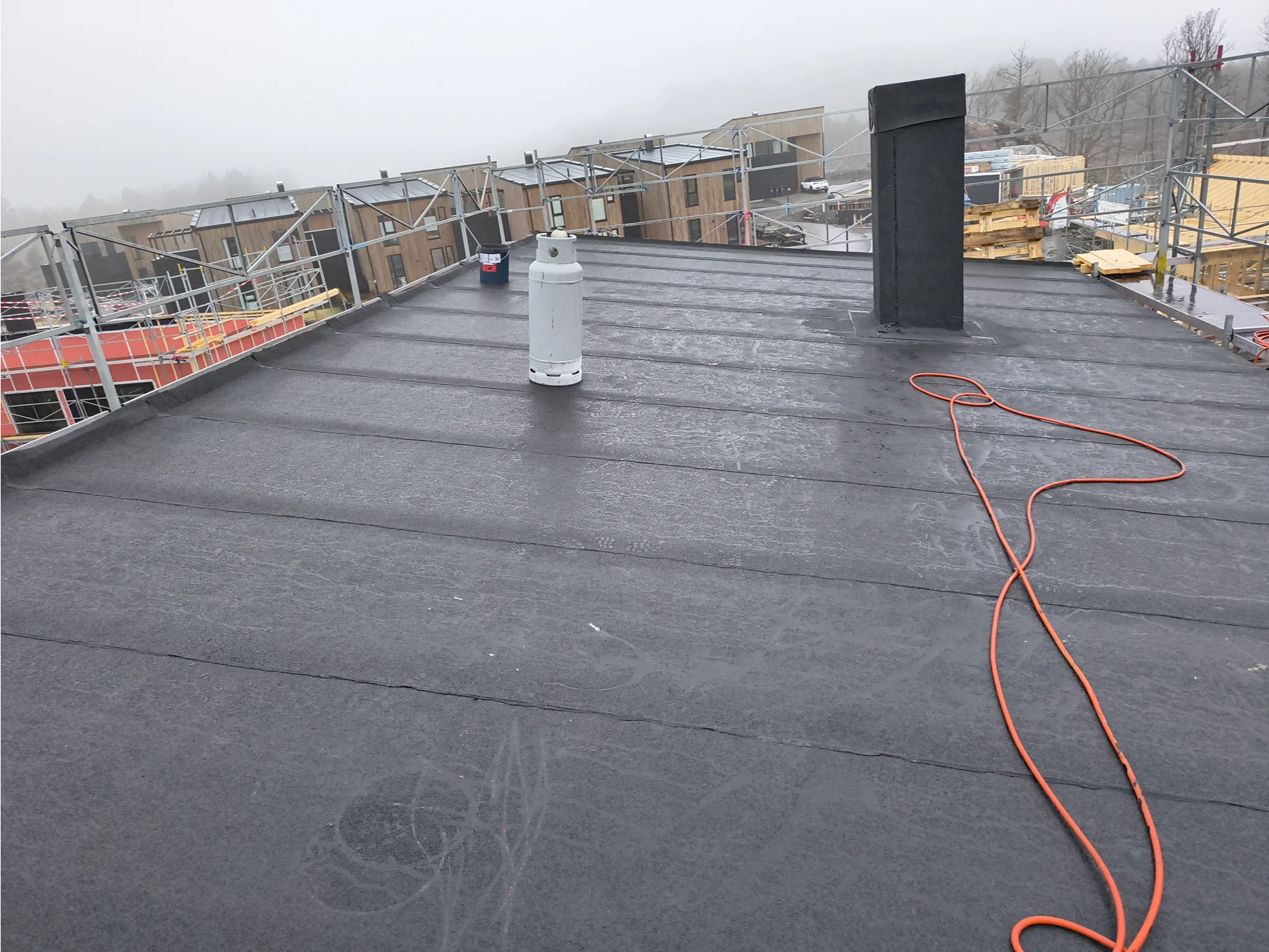 Flat roof waterproofing membrane installation