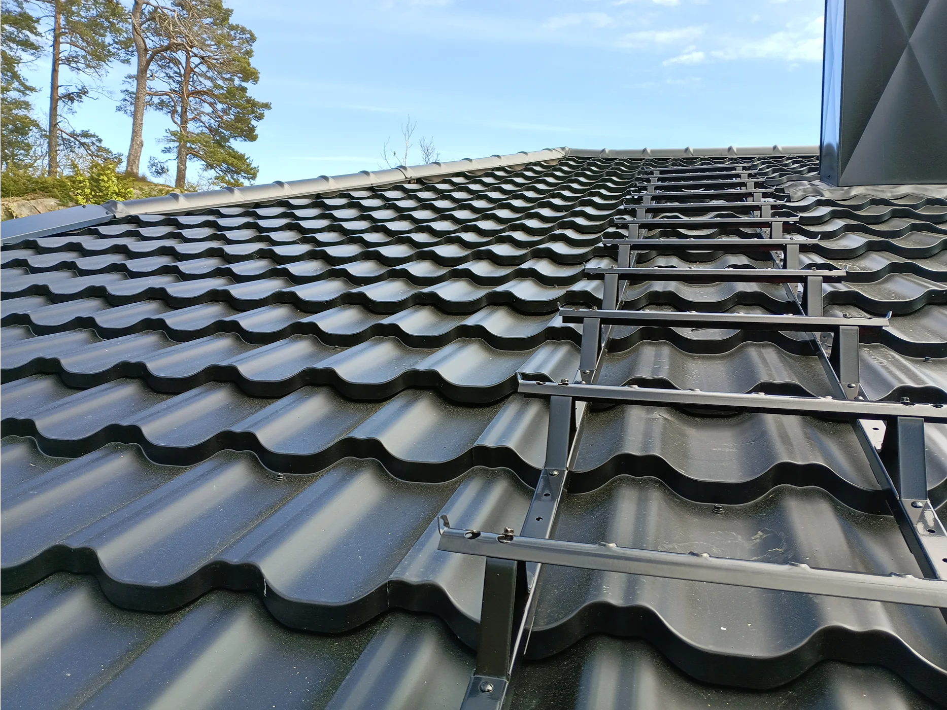 Modern metal tile roof installation and construction