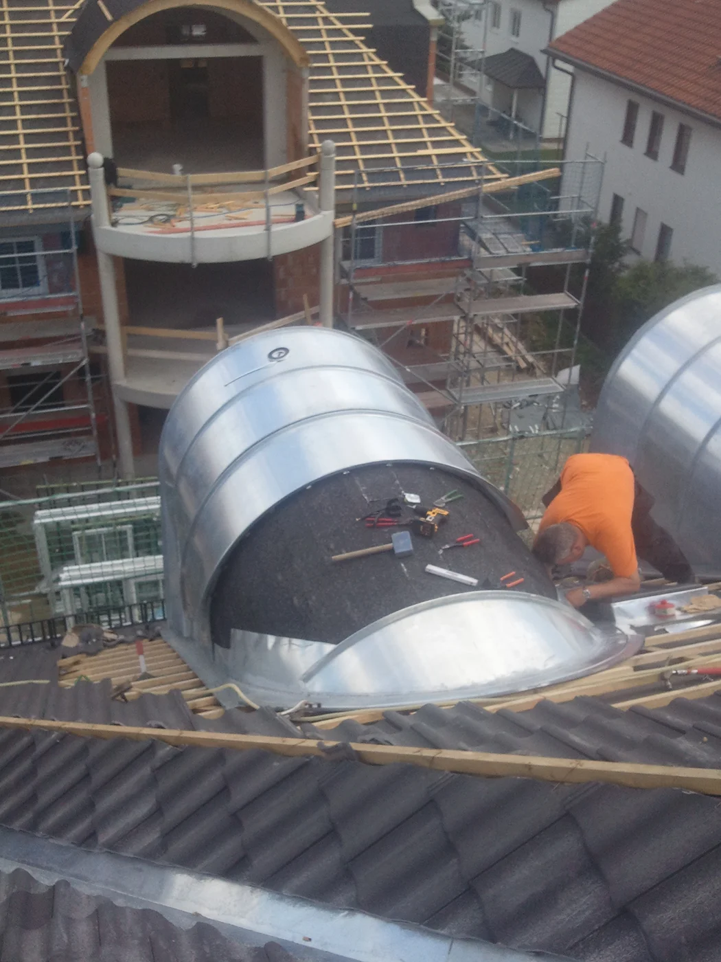 Solar water heater installation during building renovation