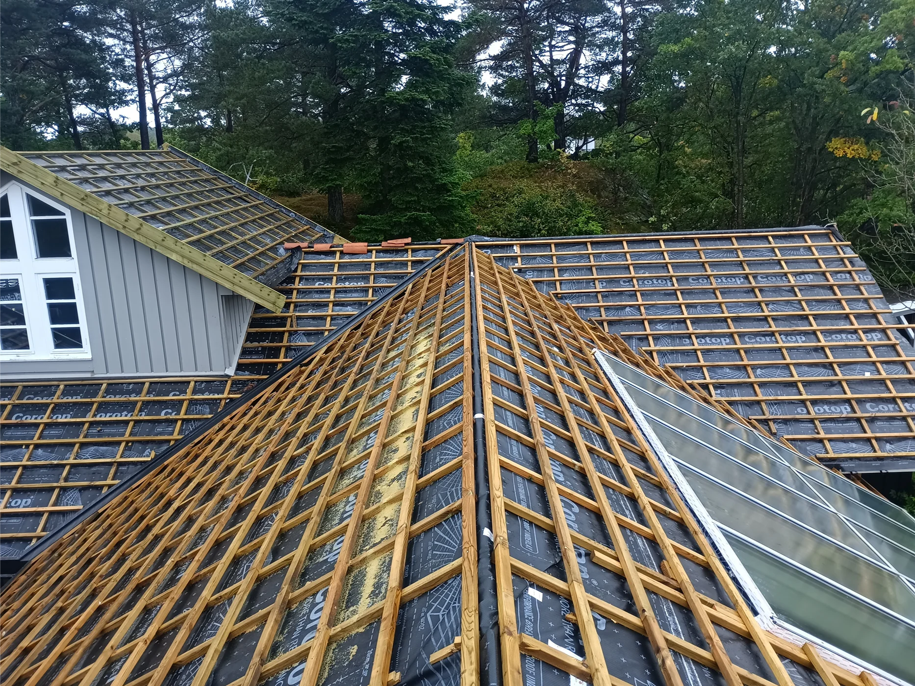 Residential roof construction with wooden framing