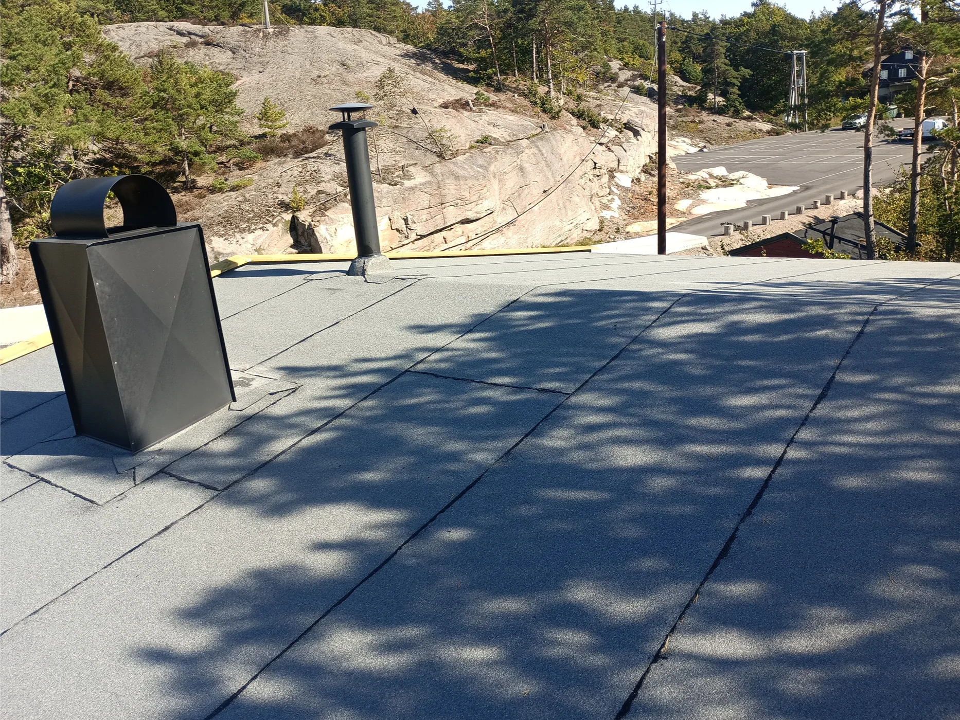 Flat roof membrane installation with ventilation stack