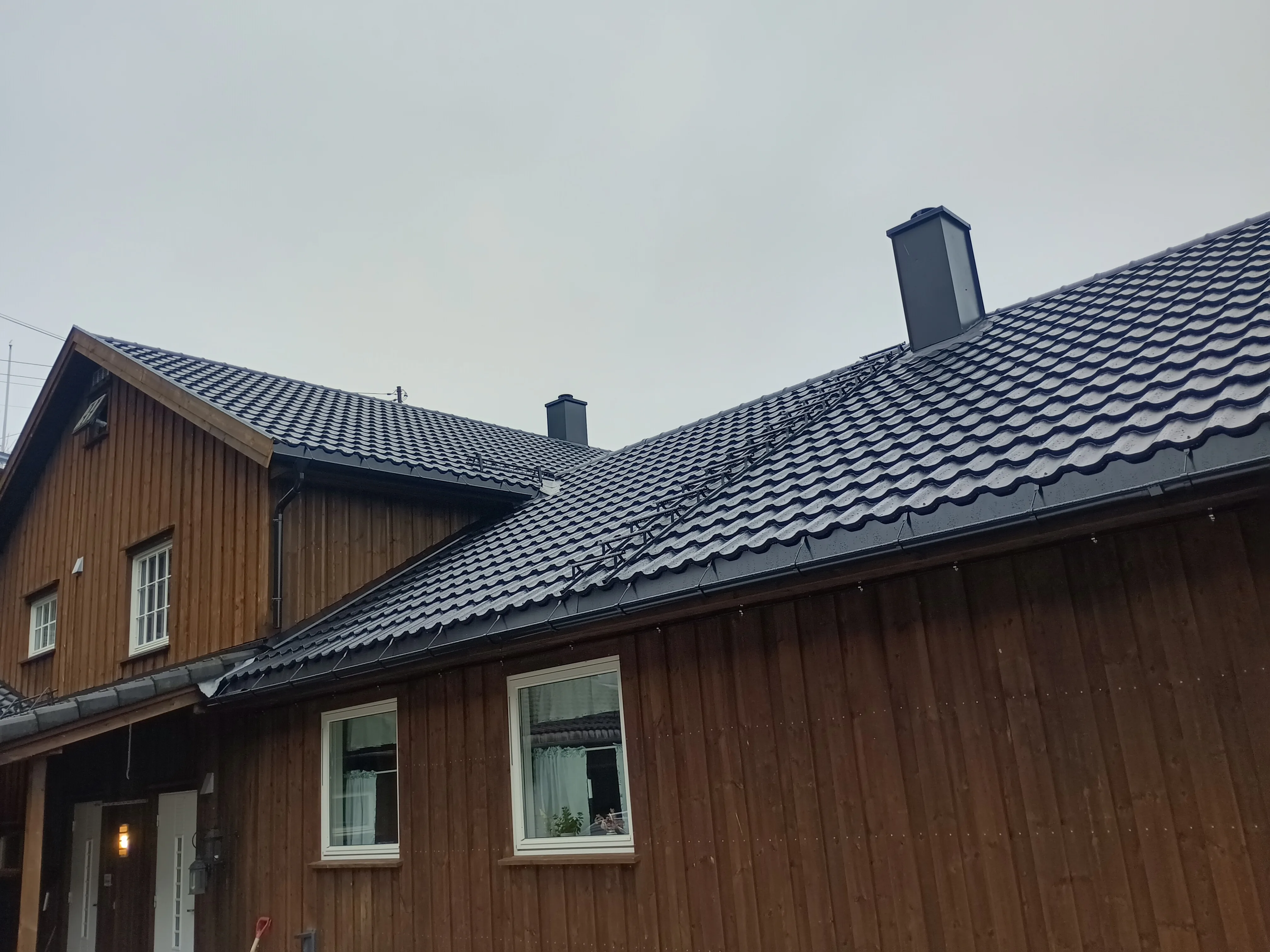 Huset med skråtak i takstein og pipe, valgt for takreparasjon