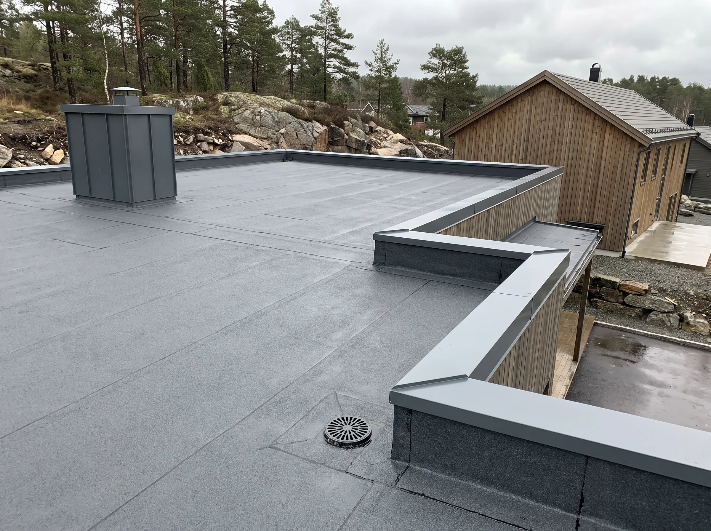 Flatt tak med vanntetting og ventilasjonselementer, utført med moderne teknologiske løsninger