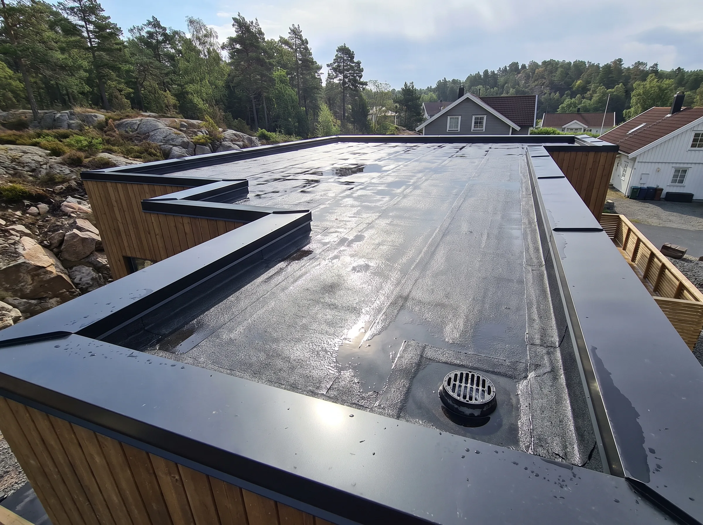 Flatt tak med moderne takrenner og dreneringsløsninger