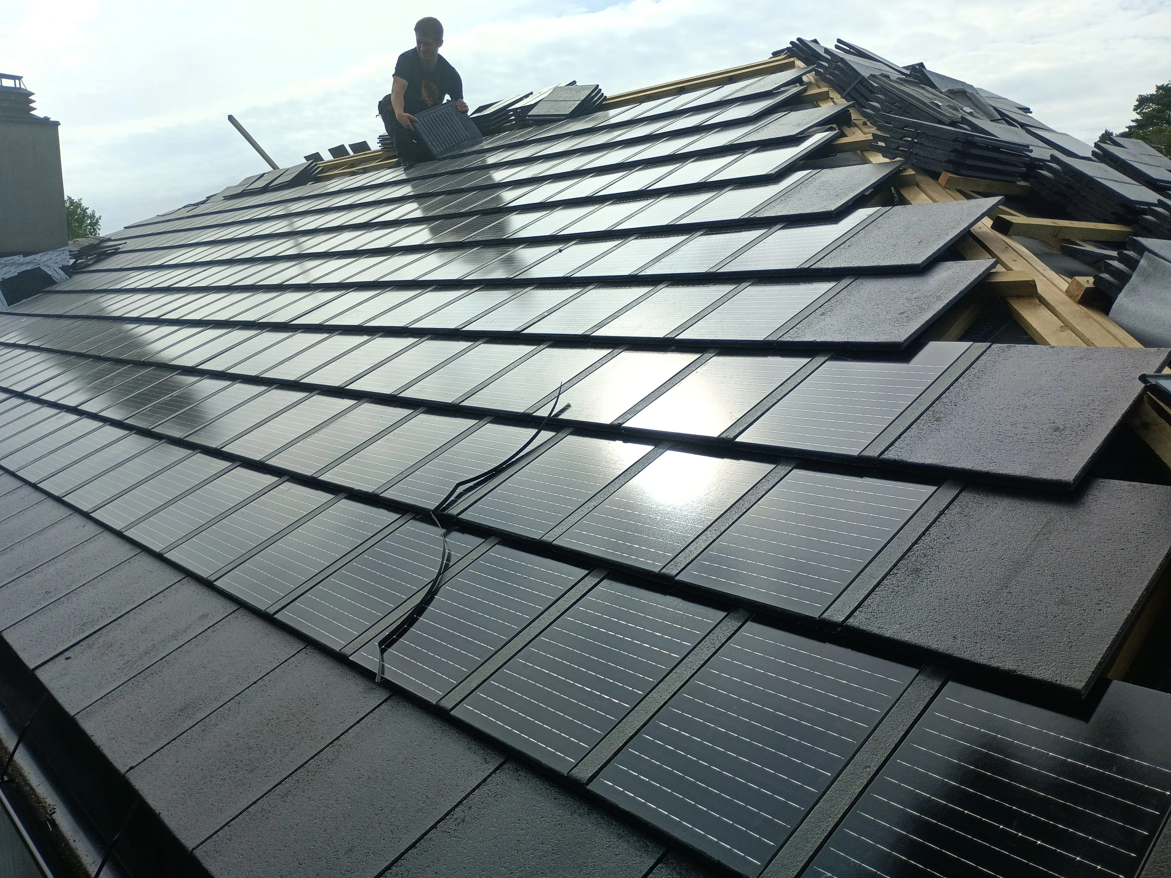 Montering av solcellepaneler på skråtak med sollys som reflekteres