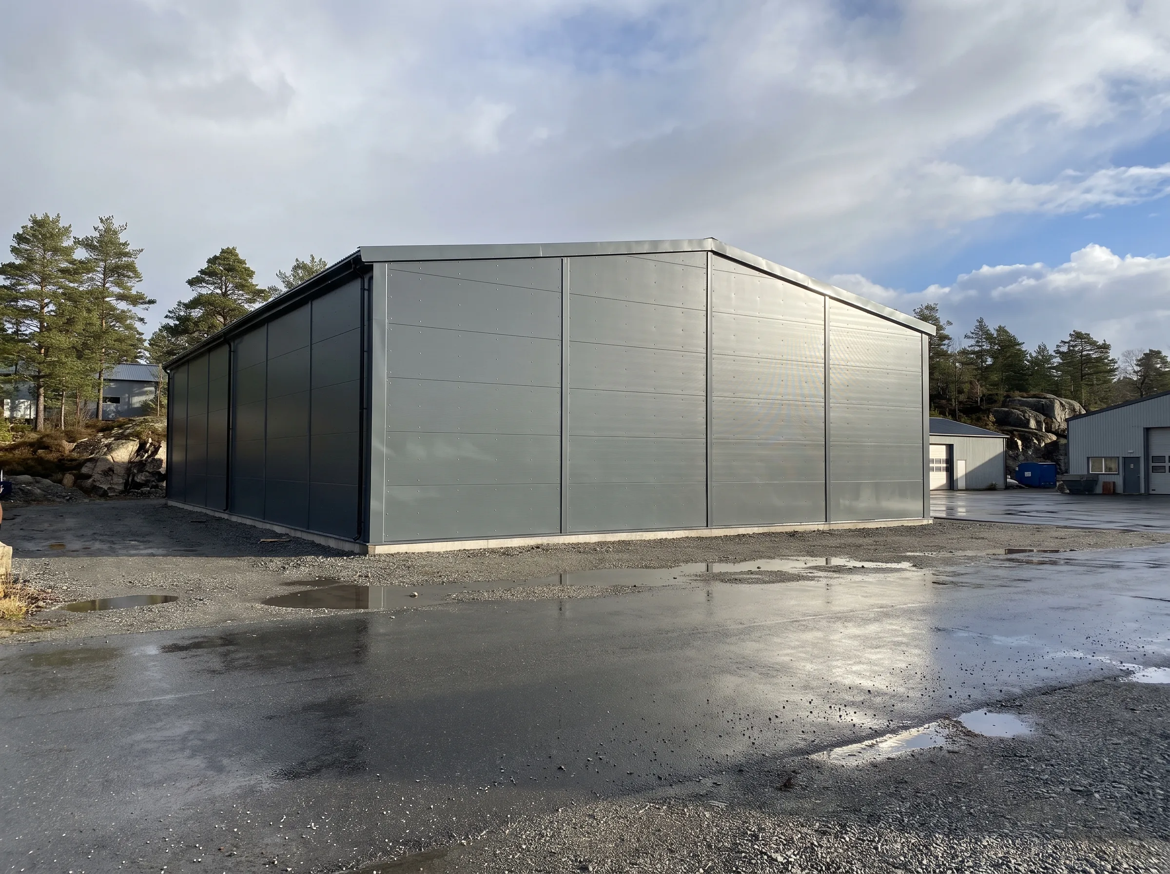Nytt garasje med sandwichpaneler og moderne design
