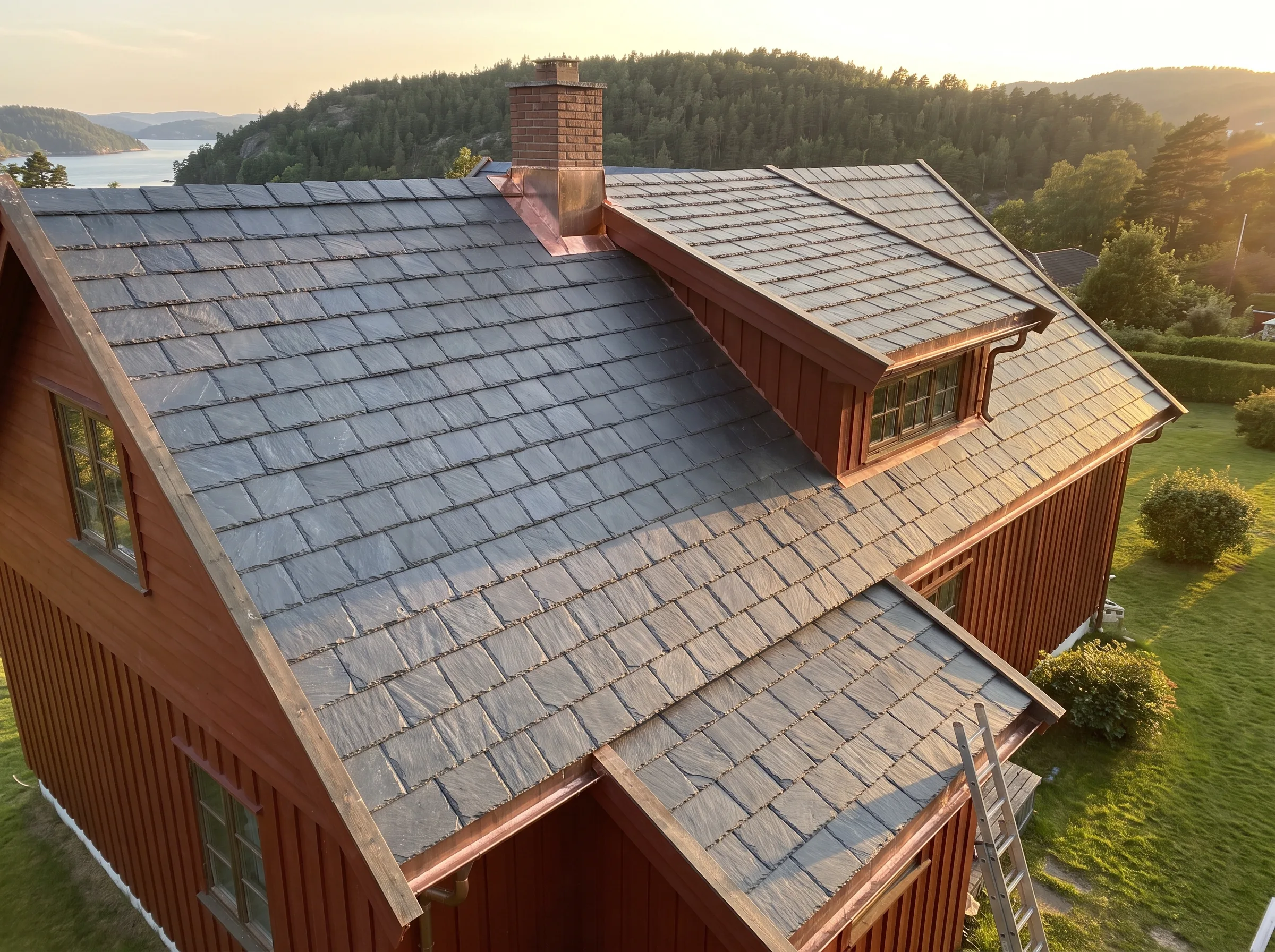 Skifer tak på et hus med stor bakgård og utsikt over vannet
