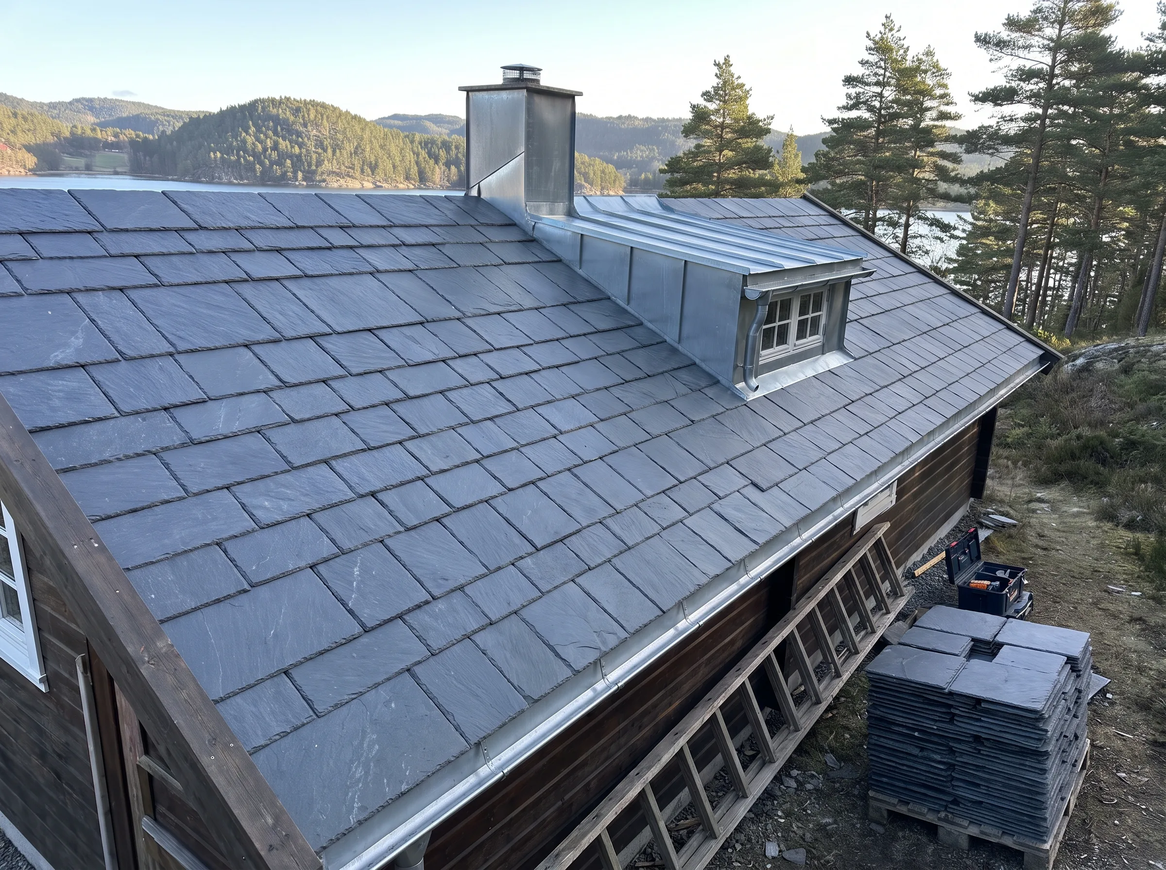 Skifer tak på hytte med ventilasjonsanlegg og utsikt mot naturen