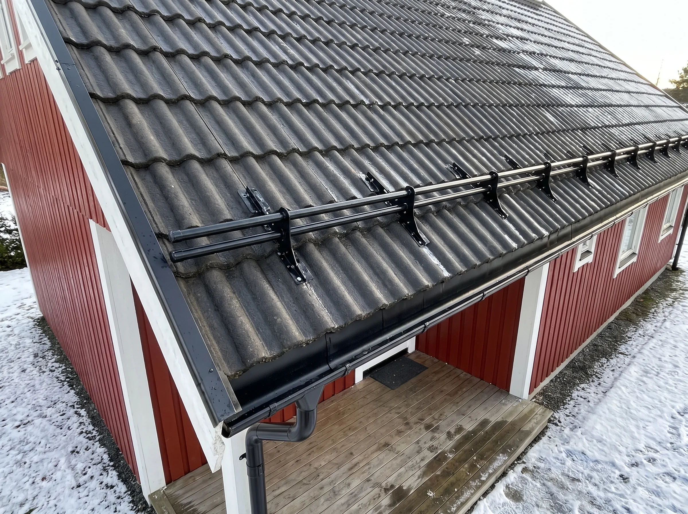 Tak med takrenner installert på skråtak med takstein