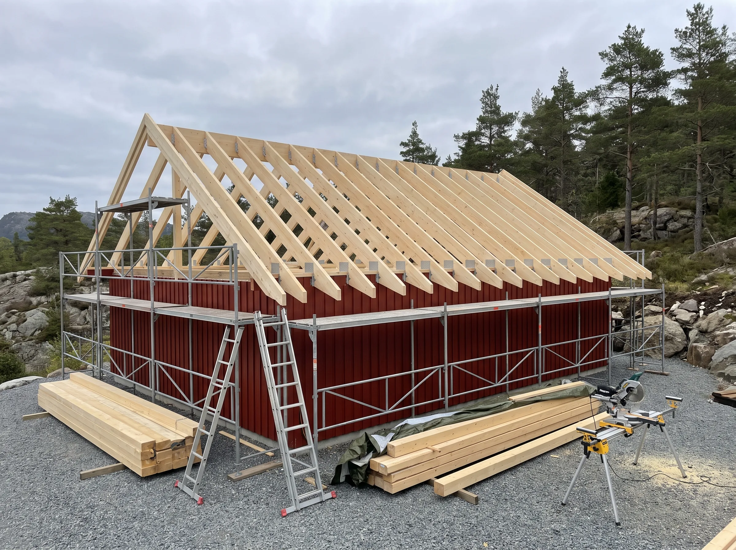 Montering av takstoler på et byggeprosjekt for hytte