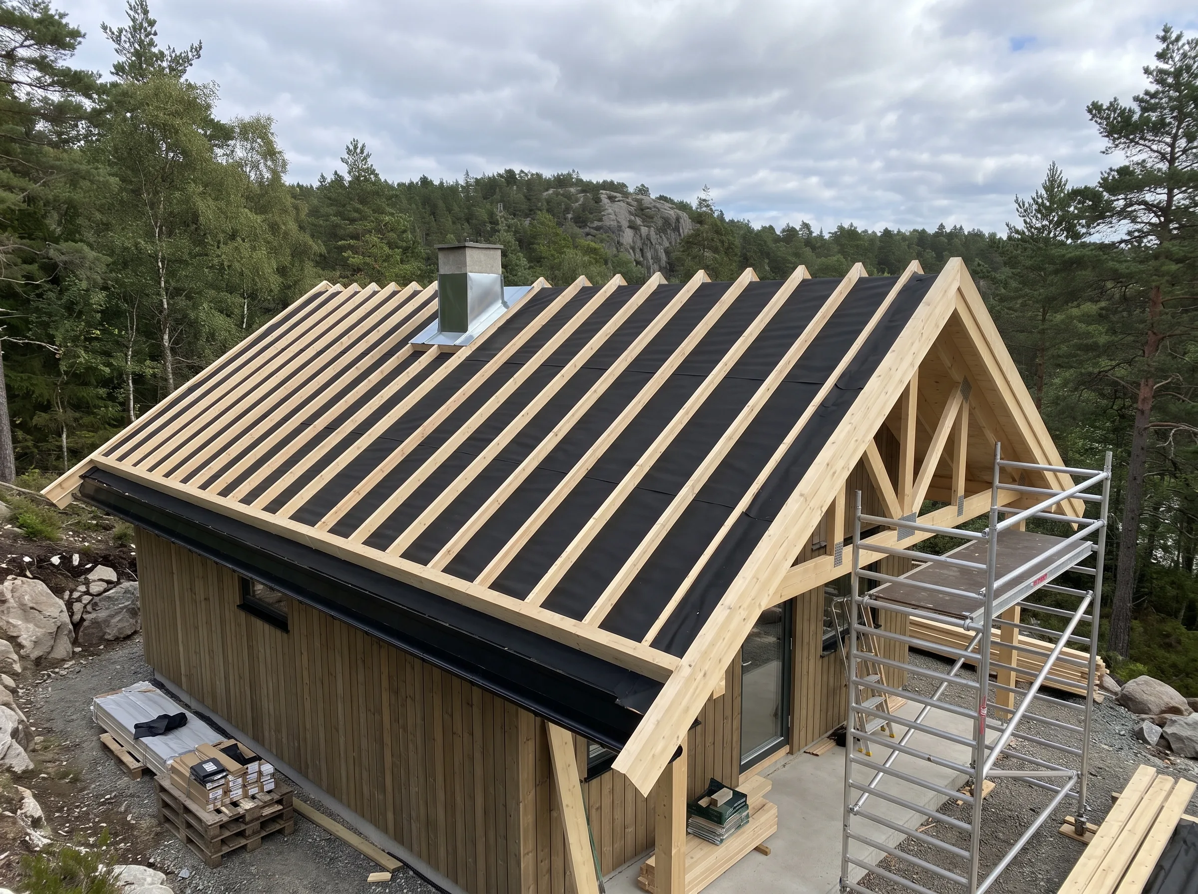 Takomlegging med sort takmembran og trestruktur på ny hytte