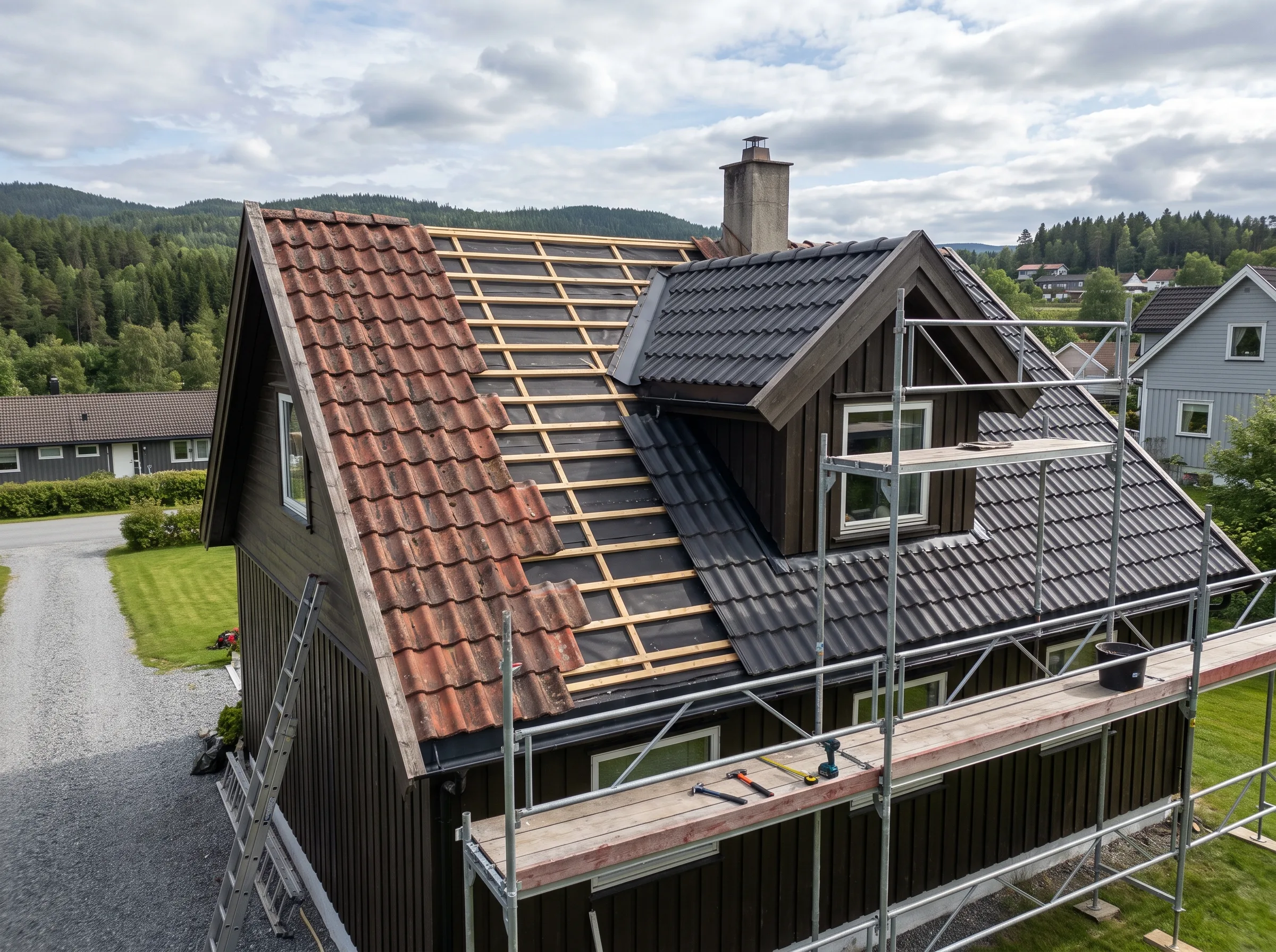 Montering av takstein på en bolig med stillas i forkant