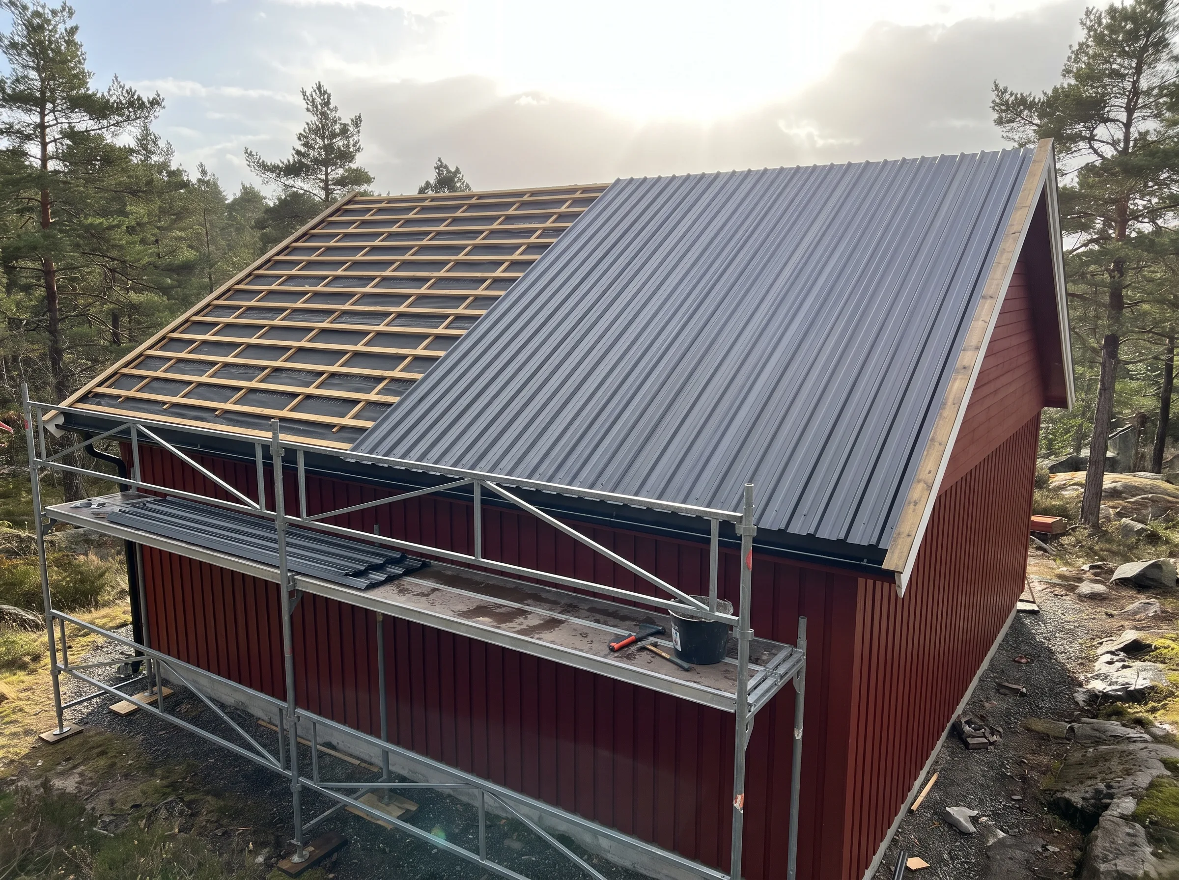 Montering av ståltak på hytte med sveising