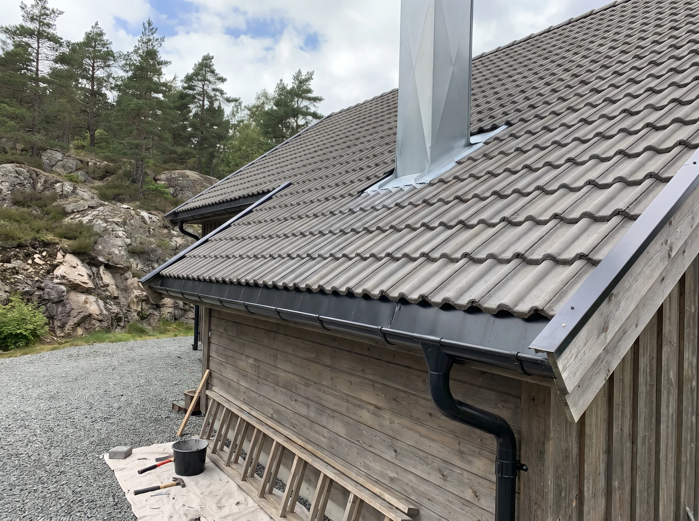 Montering av takstein med pipebeslag på en hytte