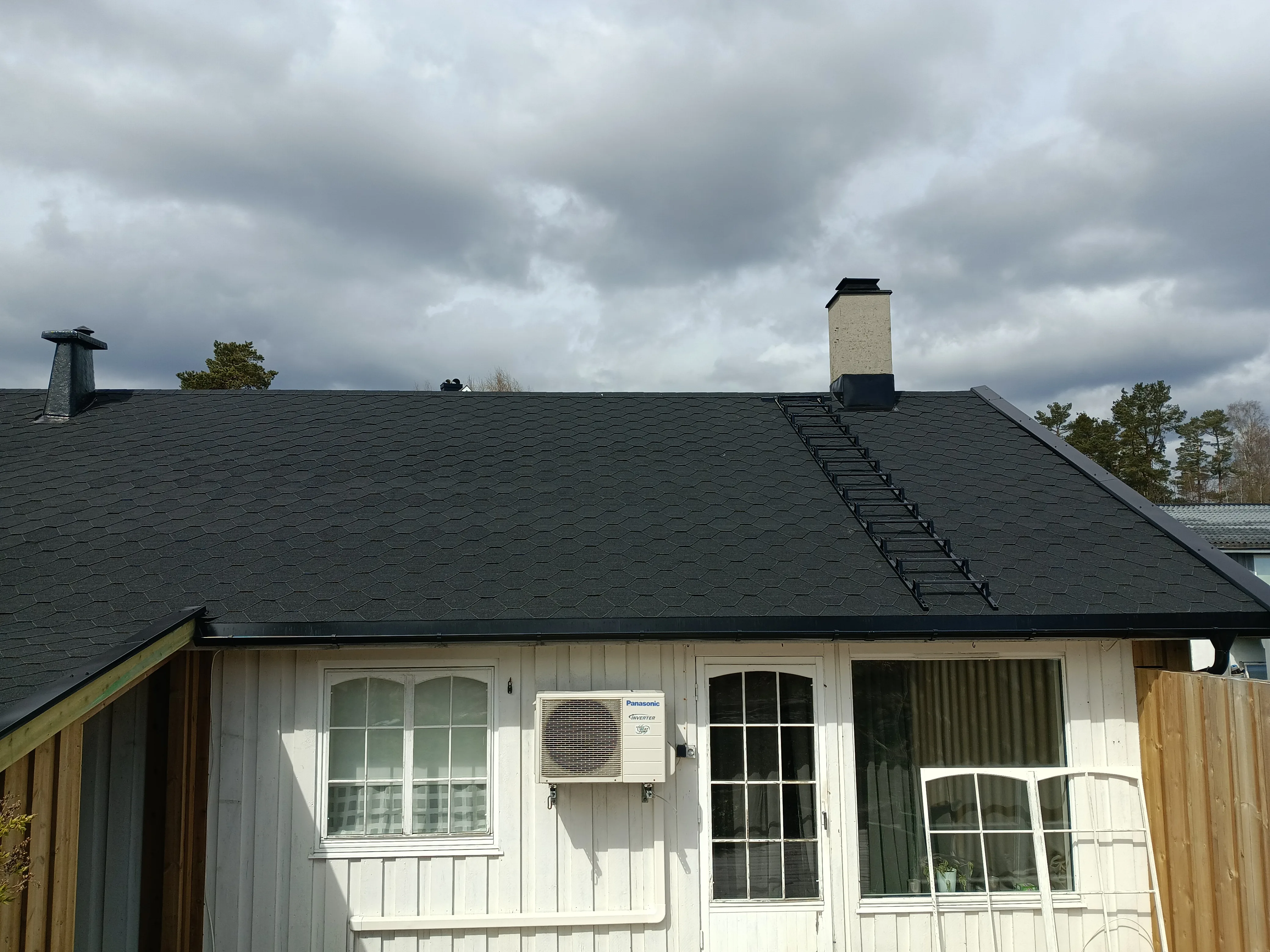 Nytt tak med takshingel på en enebolig, inkludert pipebeslag og snøfangere