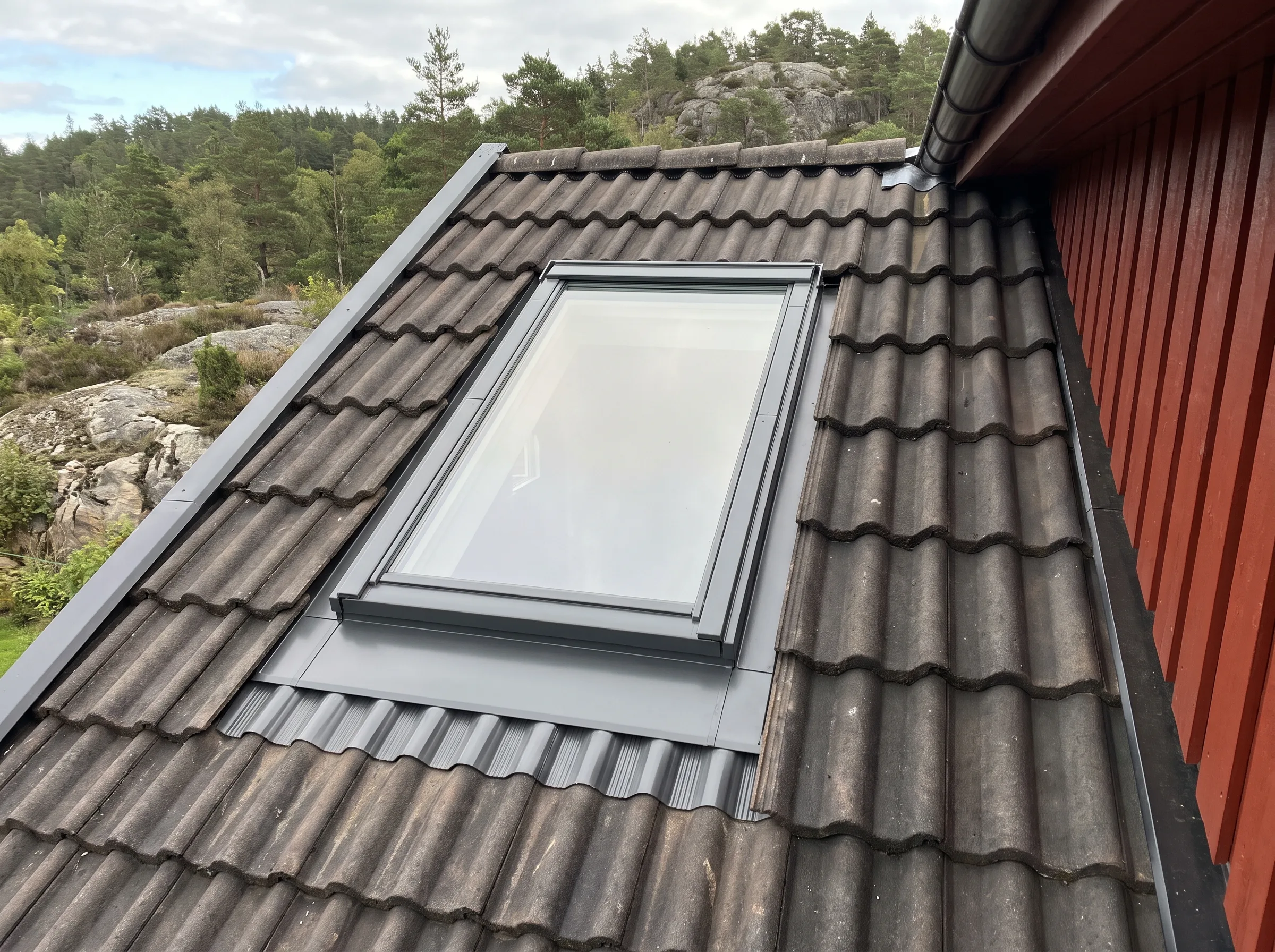 Takvindu installert på skråtak med takstein