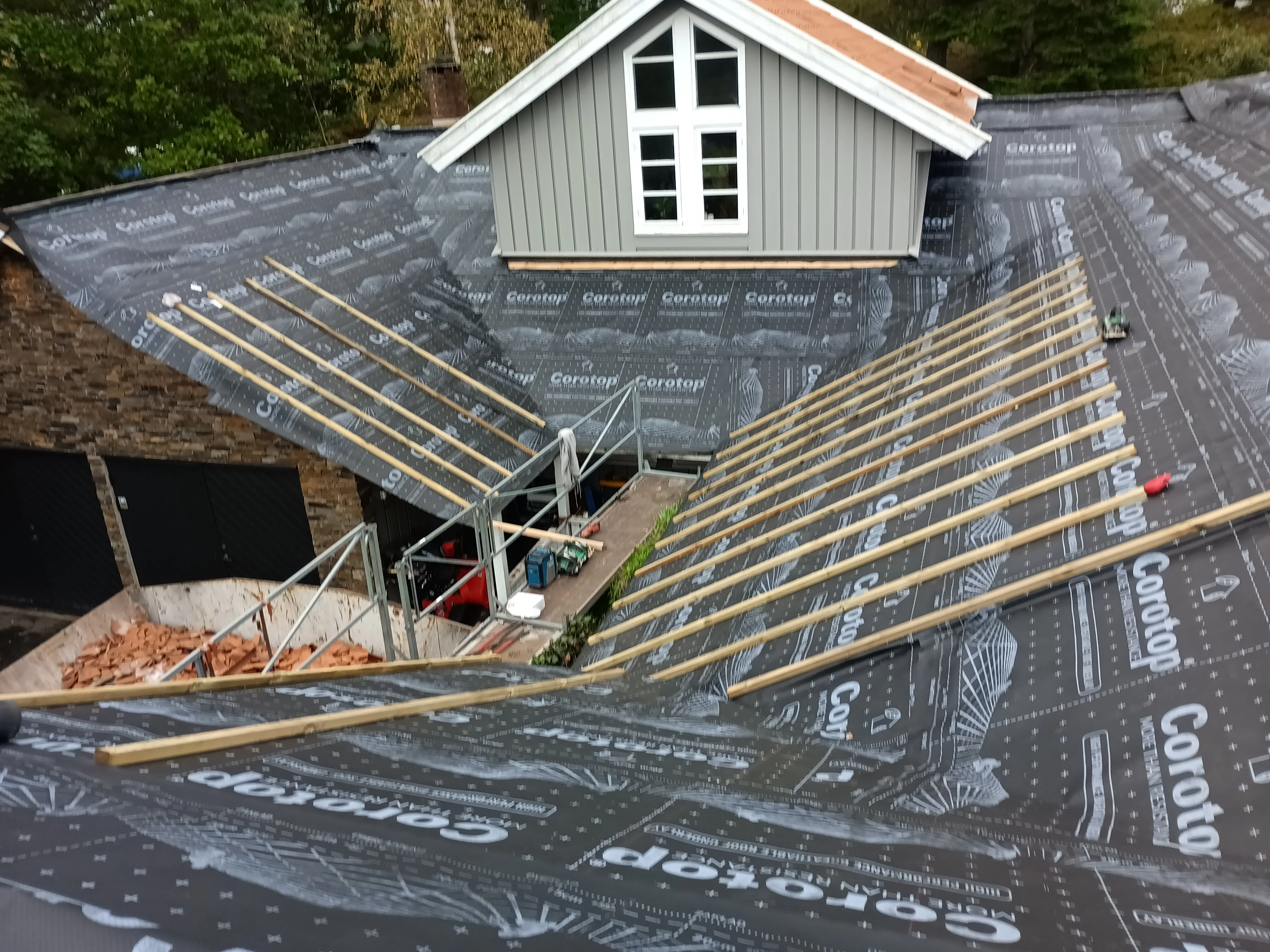 Taktekking med materialer som ligger klare for montering på skråtak